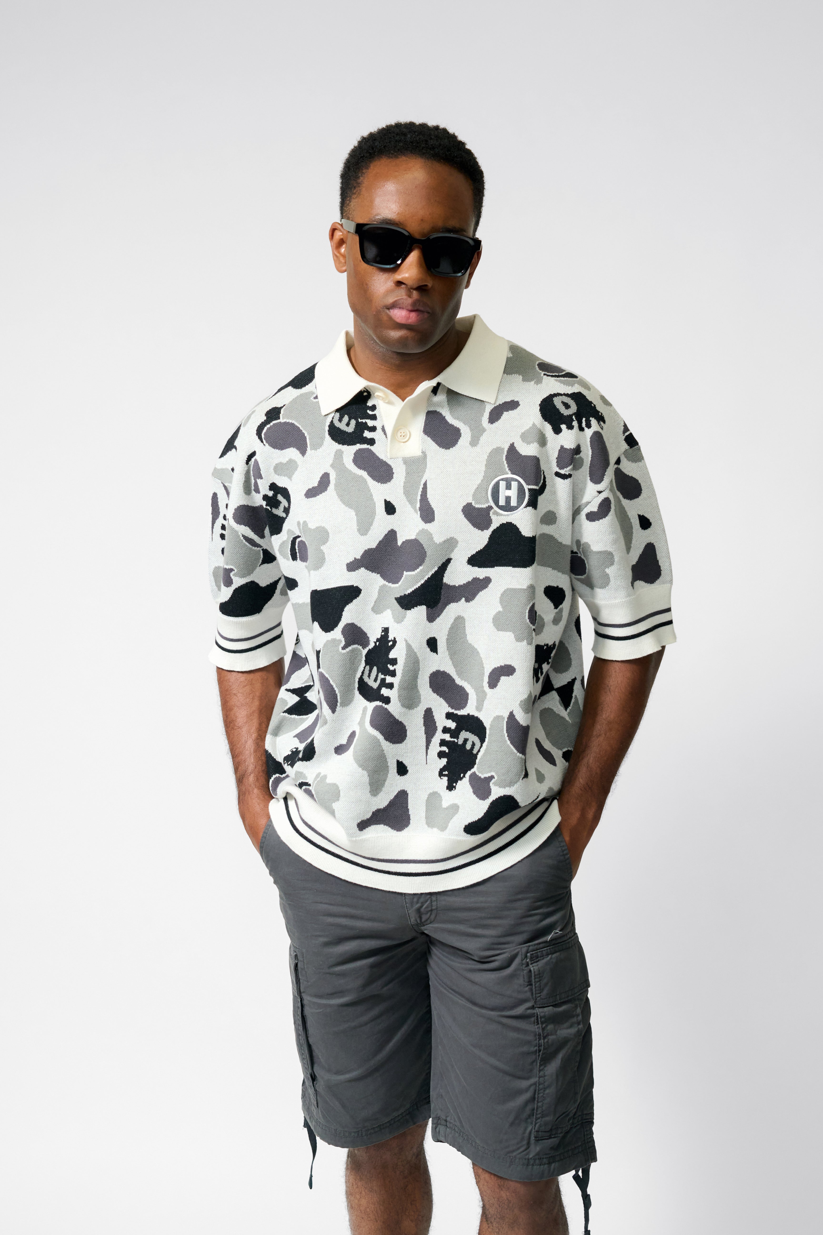 CAMOUFLAGE EMBROIDERED KNITTED POLO [GREY]