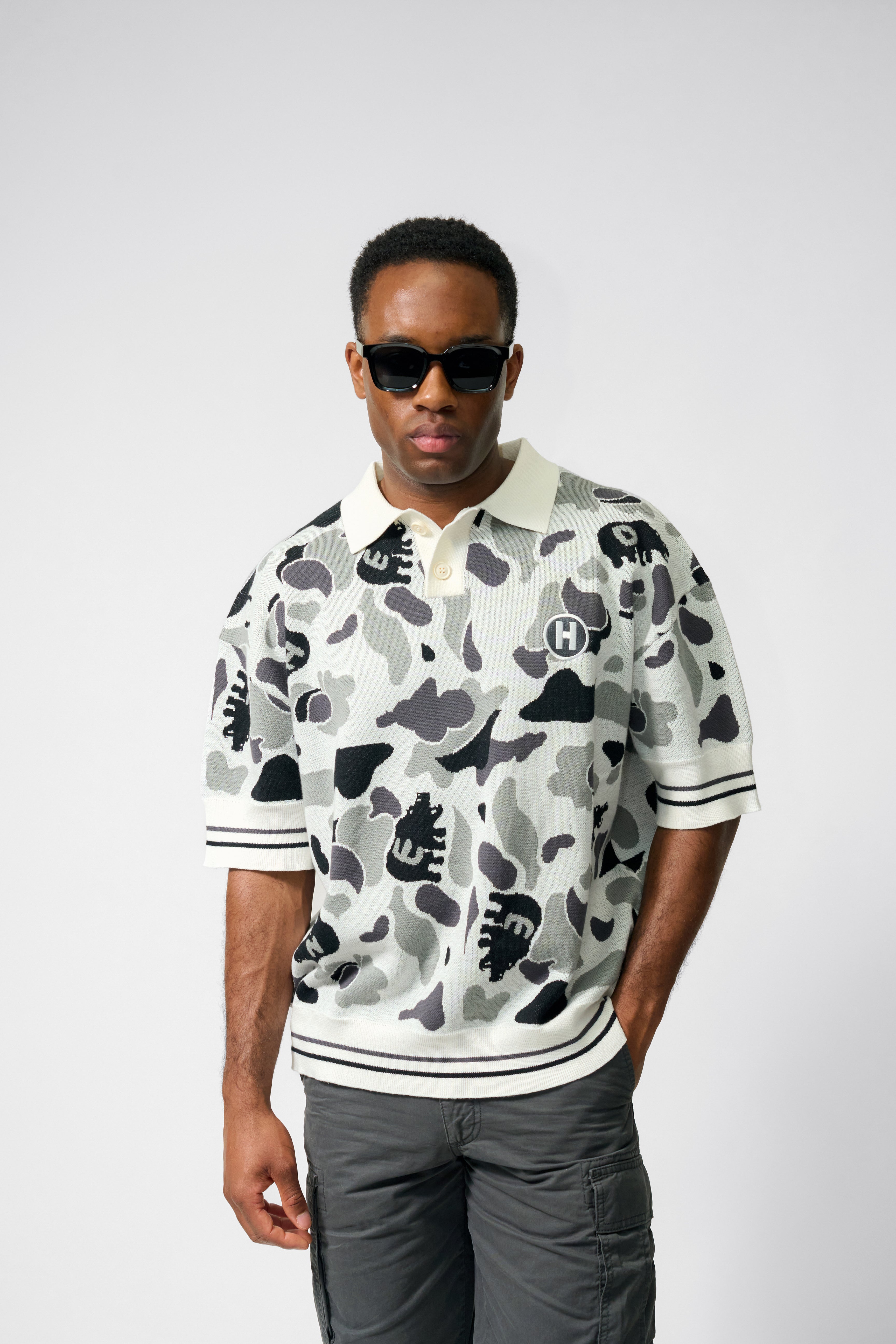 CAMOUFLAGE EMBROIDERED KNITTED POLO [GREY]