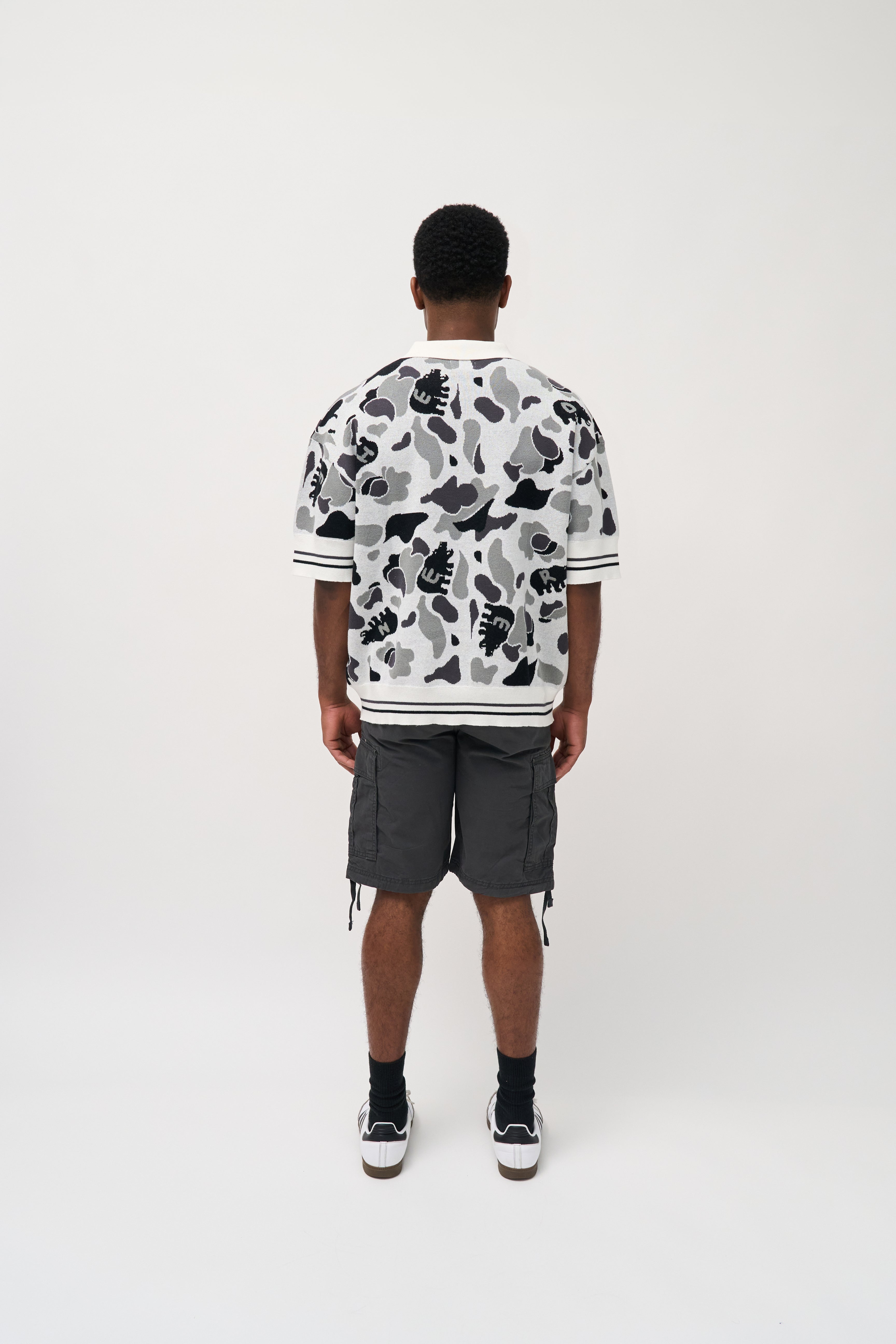 CAMOUFLAGE EMBROIDERED KNITTED POLO [GREY]