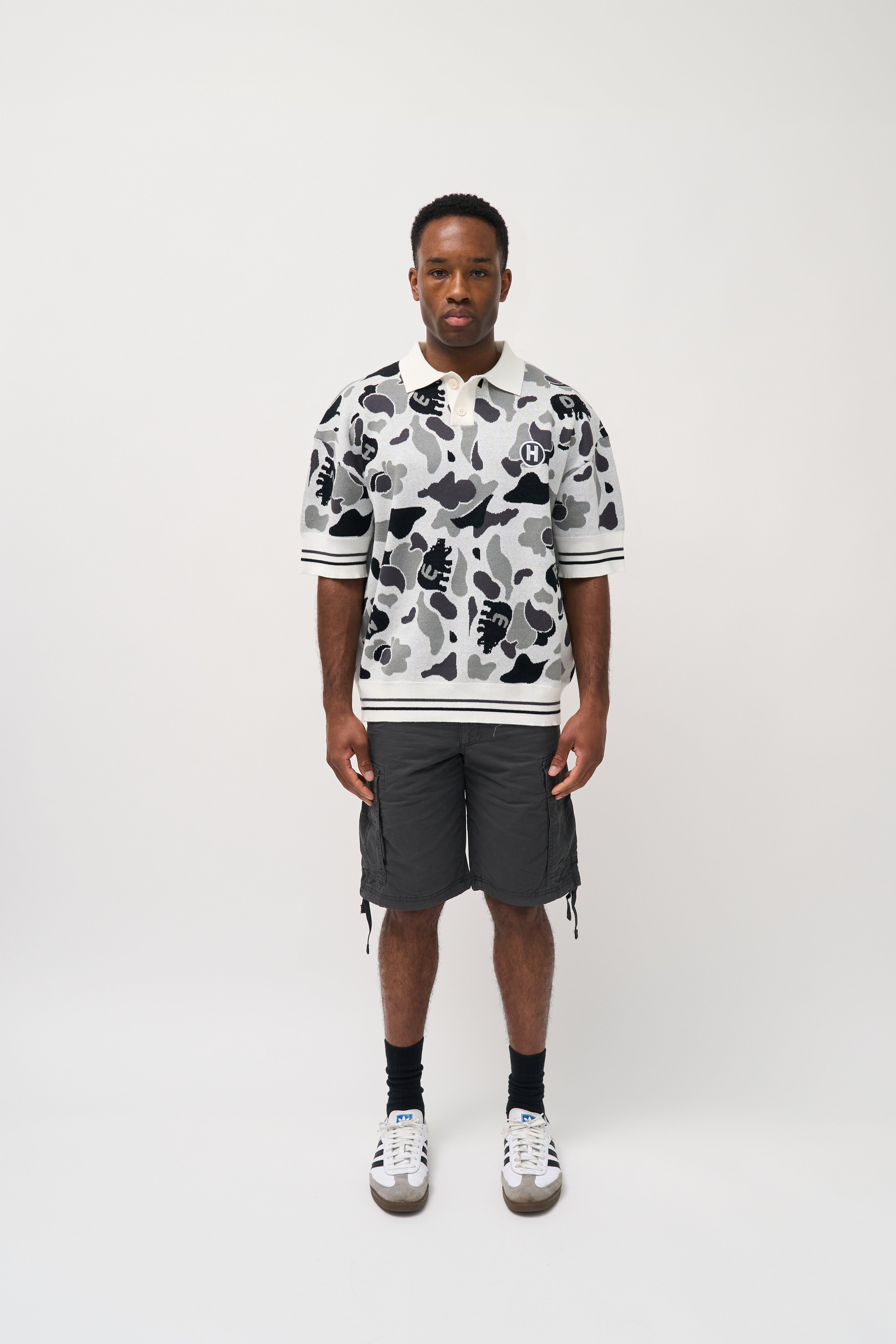 CAMOUFLAGE EMBROIDERED KNITTED POLO [GREY]